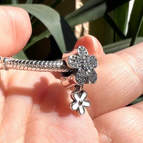 Dazzling Daisy Duo Charm - Picture 14 of 15